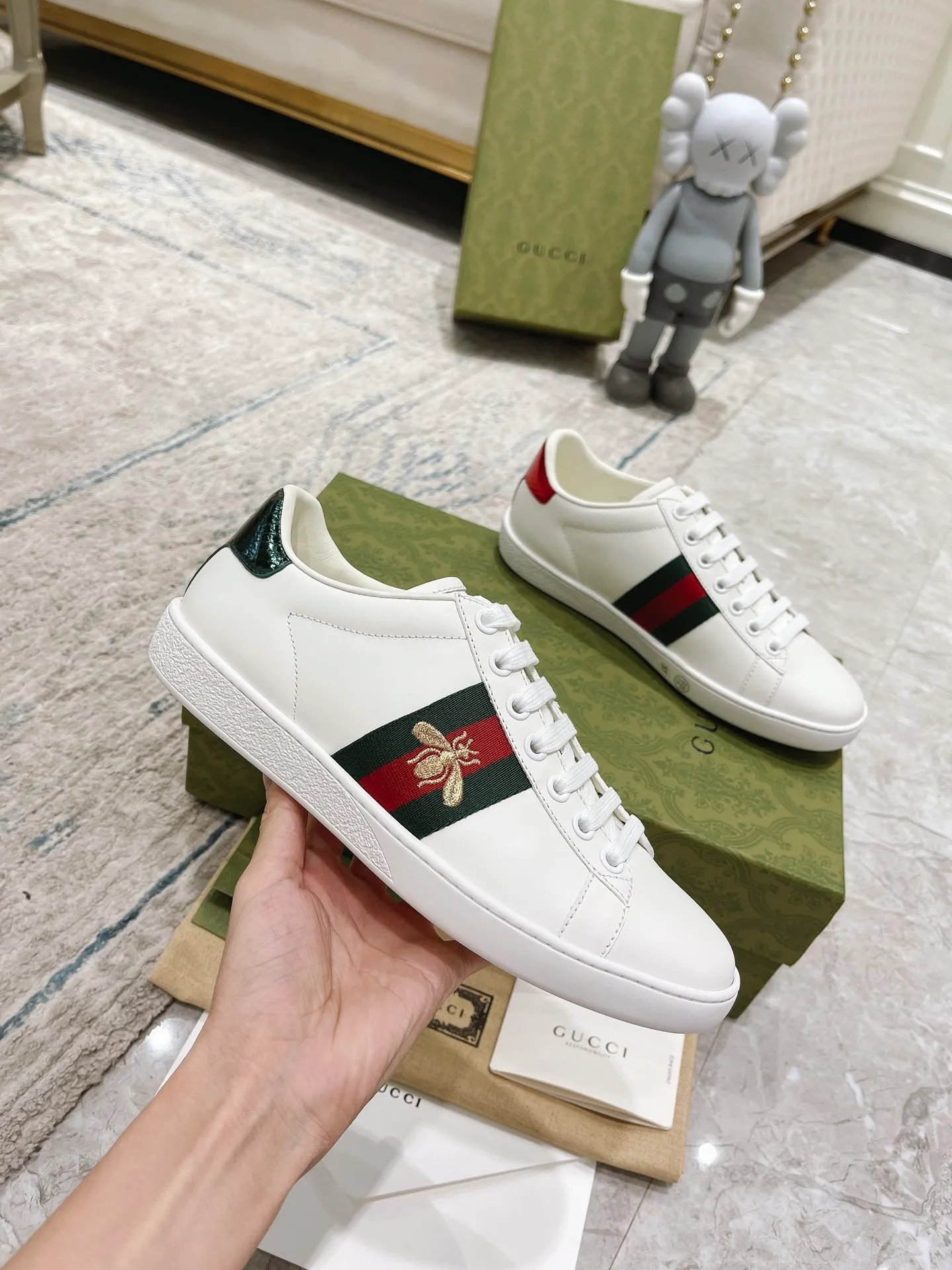 👟👟Ex-factory price 520👟👟 GUCCi 2020 latest anti-counterfeiting thread classic sports lace-up white shoes for couples ☝︎The latest anti-counterfeiting thread upgrade version of the drill cabinet 🖤57 layouts of the whole series are shipped with high quality★ The color matching is continuously updated... 👁‍🗨Attention⚠️This series of drill cabinets has been fully upgraded①anti-counterfeiting thread②empty glue 🔥Look out for our upgraded version quality, original mold opening ✔️Original last shape ✔ Everything is authentic from the inside out🥊 🍬Material: 🔸The upper is made of Italian cowhide imported from the original factory. The comfort and softness are higher than ordinary cowhide from domestic factories. ➕Full cowhide lining and foot pads. The lining adopts the same lasting method as the original. The midsole is also printed with double G and the insole is also original molded. 3D craftsmanship❗️Different from ordinary products in the market❗️➕The outsole adopts the original high-density one-to-one sole➕⚠️The snakeskin tail is consistent with the authentic color, and the real snakeskin is a small piece➕🗯The embroidered patches are also authentic. After disassembly, each color comparison is accurate before shipment‼ ️ Shoe size: Female 35-40 Male 39-44